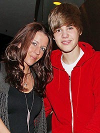 Và rồi Justin đã được phát hiện ngay sau đó để rồi thay đổi cuộc đời hai mẹ con mãi mãi. Justin ký hợp đồng với công ty ghi âm Islan Records năm 2008 - đồng thời là ngôi nhà chung với nam danh ca User.